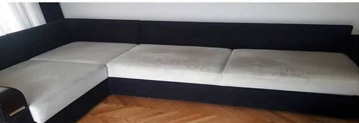 Tummareunainen kulmasohva ennen istuintyynyjen pesua.
